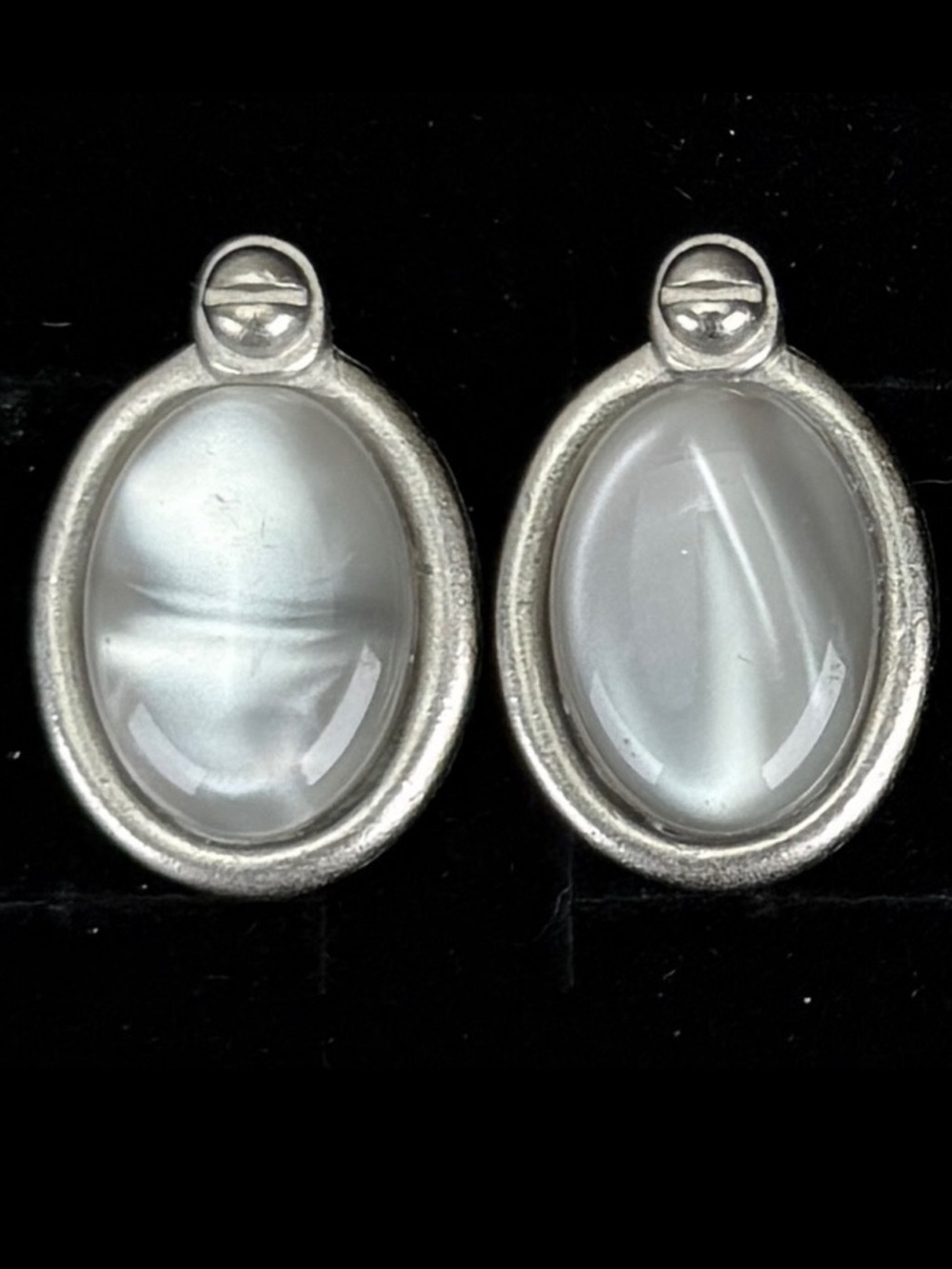 Beautiful Silvertone vintage, the limited pierced earrings